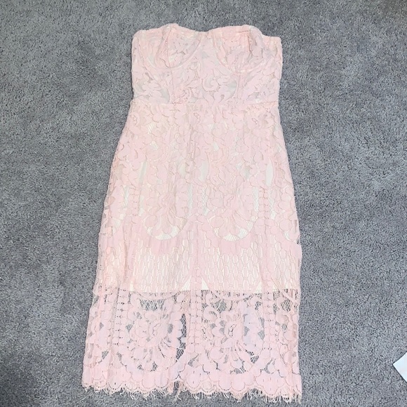 Dresses & Skirts - Lace light pink fitted dress